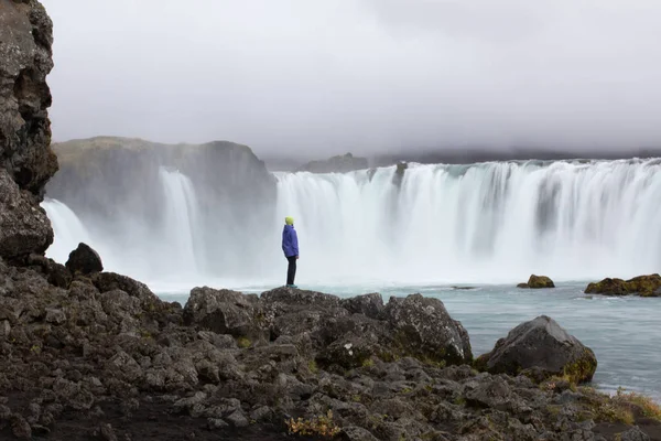 Frau Auf Dem Hintergrund Eines Wasserfalls Island — Stockfoto