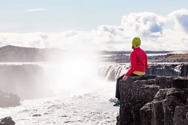 Femme Sur Fond Une Cascade Islande — Photo