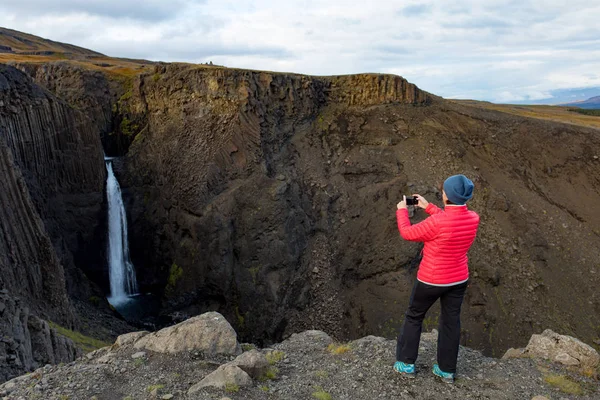 Frau Auf Dem Hintergrund Eines Wasserfalls Island — Stockfoto