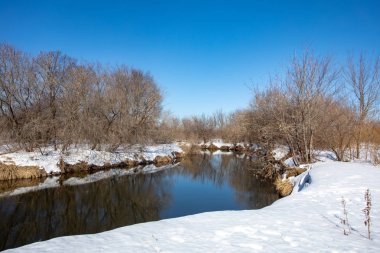 Baharın başlangıcı. Kar erir ve sel başlar. Güneşli bahar günü
