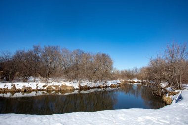 Baharın başlangıcı. Kar erir ve sel başlar. Güneşli bahar günü