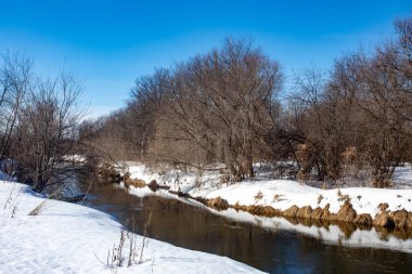 Baharın başlangıcı. Kar erir ve sel başlar. Güneşli bahar günü