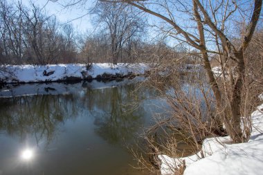 Baharın başlangıcı. Kar erir ve sel başlar. Güneşli bahar günü