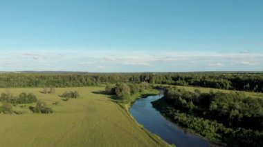 Tarlalardan ve ormanlardan akan dolambaçlı nehrin en iyi görünümü