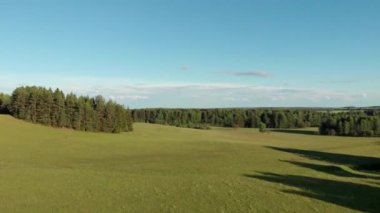 Tarlalardan ve ormanlardan akan dolambaçlı nehrin en iyi görünümü