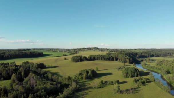 Övervy Över Den Slingrande Älven Som Rinner Genom Fält Och — Stockvideo