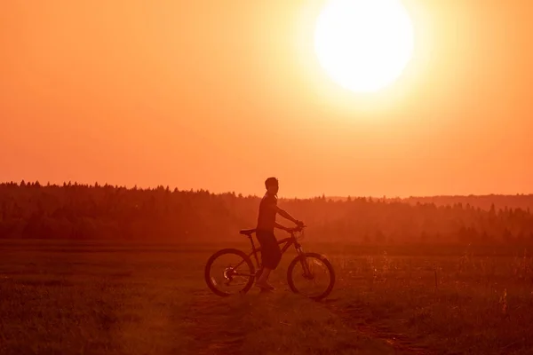 Девушка Едет Велосипеде Дороге Фоне Яркого Заката Желтого Солнца — стоковое фото