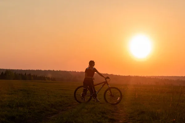 Szczęśliwa Dziewczyna Rowerem Łonie Natury Tle Jasnego Zachodu Słońca Żółtego — Zdjęcie stockowe