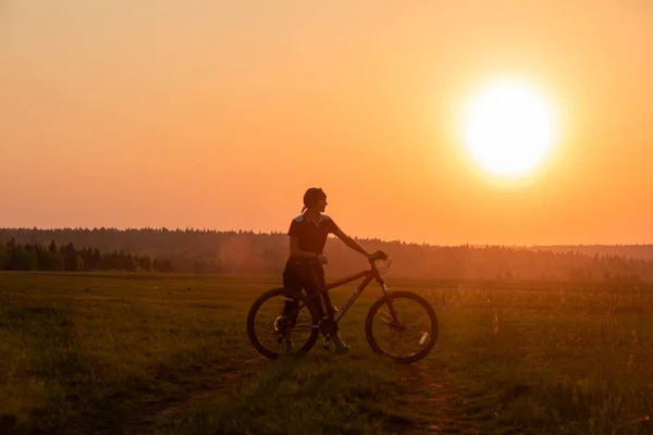 Щаслива Дівчина Велосипедом Природі Тлі Яскравого Заходу Сонця Жовтого Сонця — стокове фото