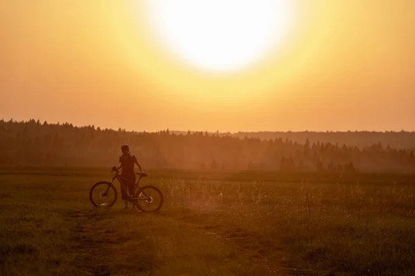 Szczęśliwa Dziewczyna Rowerem Łonie Natury Tle Jasnego Zachodu Słońca Żółtego — Zdjęcie stockowe