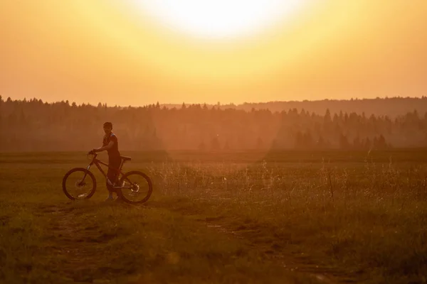 Счастливая Девушка Велосипедом Природе Фоне Яркого Заката Желтого Солнца — стоковое фото