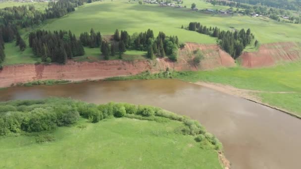 Vue panoramique sur la rivière, les précipices, les collines et la forêt. Photographie aérienne. Beau paysage d'été 