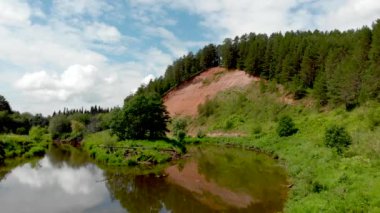 Dağların, ormanların ve nehrin üzerinden uçun. Quadrocopter hava fotoğrafçılığı