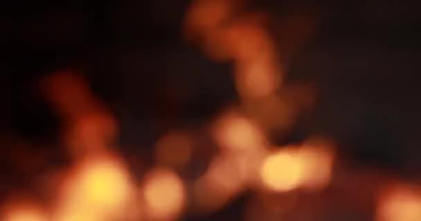 Feu dans la cheminée. Bokeh de taches jaunes et rouges 