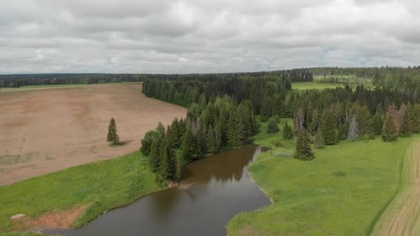 Flug Über Die Berge Wälder Und Den Fluss Quadrocopter Luftaufnahmen — Stockvideo