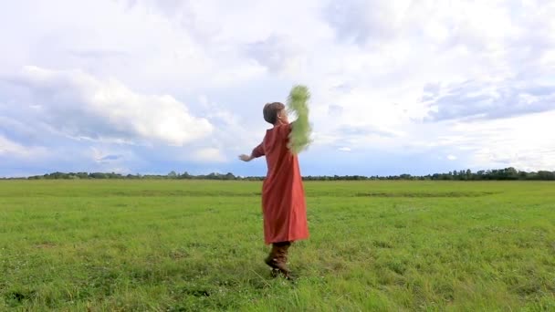 Vor Dem Hintergrund Eines Stürmischen Himmels Dreht Sich Eine Frau — Stockvideo