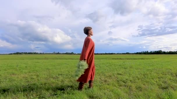 Una Donna Abito Nazionale Sta Girando Con Una Corona Fiori — Video Stock