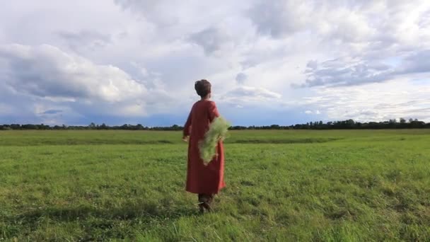 Una Donna Abito Nazionale Sta Girando Con Una Corona Fiori — Video Stock