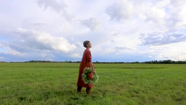 Дівчина Національному Вбранні Викидає Вінок Квітів Повільний Рух — стокове відео