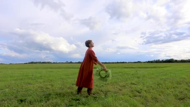 Uma Rapariga Vestido Nacional Vomita Uma Coroa Flores Movimento Lento — Vídeo de Stock