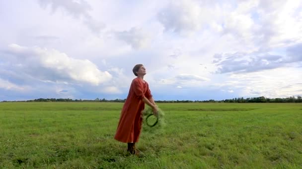 Una Ragazza Abito Nazionale Getta Una Corona Fiori Rallentatore — Video Stock