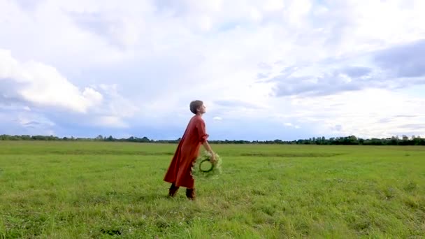 Una Chica Con Vestido Nacional Arroja Una Corona Flores Movimiento — Vídeo de stock