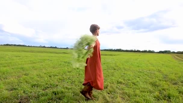 Женщина Национальной Одежде Крутится Венком Цветов Фоне Бушующего Неба Медленное — стоковое видео