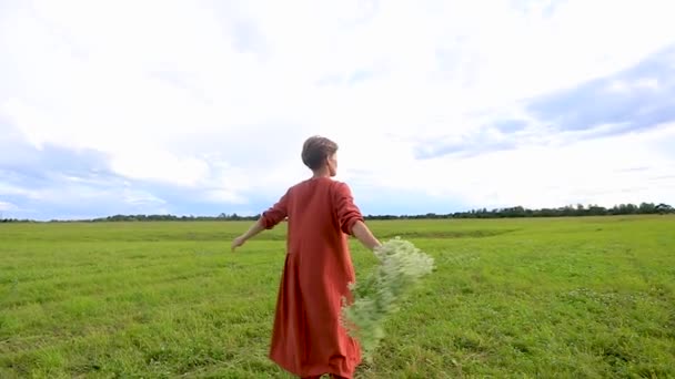 Женщина Национальной Одежде Крутится Венком Цветов Фоне Бушующего Неба Медленное — стоковое видео
