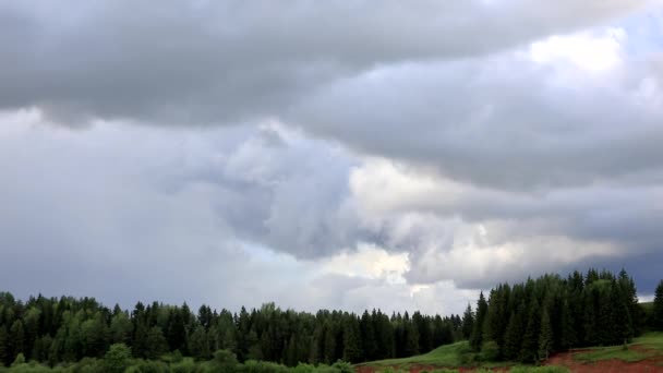 Las Nubes Atraviesan Cielo Azul Lapso Tiempo Bajo Río Fluye — Vídeo de stock