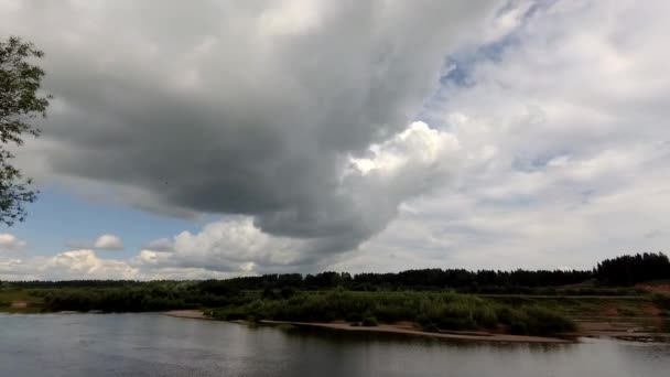 Wolken Lopen Blauwe Lucht Time Lapse Onder Rivier Stroomt Het — Stockvideo