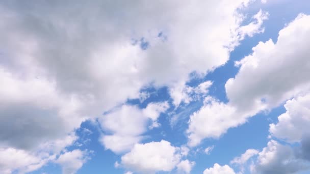 Las Nubes Atraviesan Cielo Azul Lapso Tiempo Bajo Río Fluye — Vídeo de stock