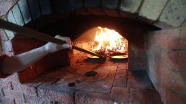 Şöminede yemek pişirmek. Tavada krepler fırında ateşte kızartılır.
