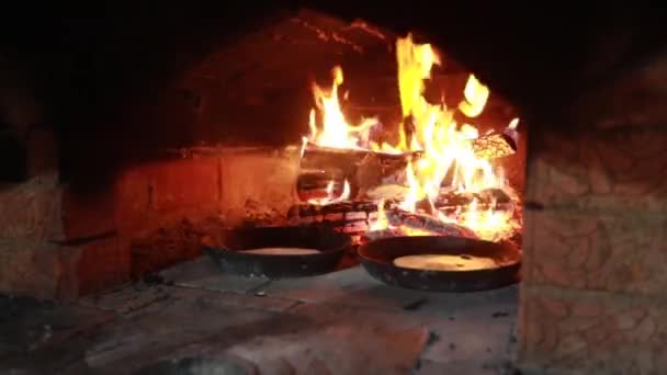 Cozinhar Lareira Panquecas Uma Panela Fritam Fogo Forno — Vídeo de Stock