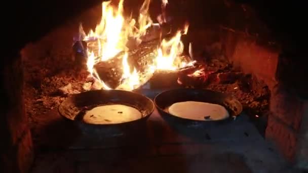 Μαγείρευα Στο Τζάκι Τηγανίτες Ένα Τηγάνι Τηγανίζεται Μια Φωτιά Στο — Αρχείο Βίντεο