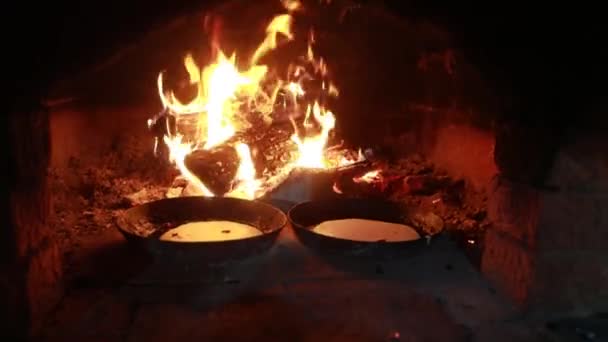 Cocinar Chimenea Las Tortitas Cacerola Fríen Fuego Horno — Vídeos de Stock