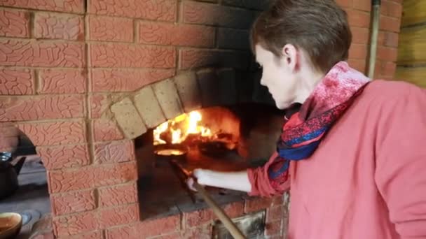 Dziewczyna Stroju Narodowym Jest Gotowanie Kominku Naleśniki Patelni Smażone Ogniu — Wideo stockowe