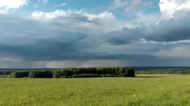 Orman ve gökyüzü ile güzel yaz manzaralar. Quadrocopter hava fotoğrafçılığı