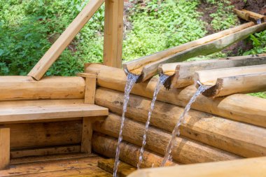 Taze temiz bahar. ahşap oluklar aracılığıyla su çalıştırmak