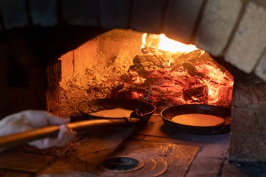 Şöminede yemek pişirmek. Tavada krepler fırında ateşte kızartılır.