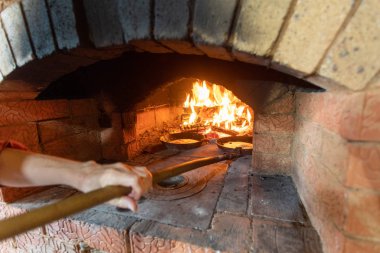 Şöminede yemek pişirmek. Tavada krepler fırında ateşte kızartılır.