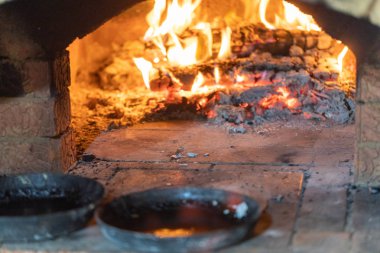 Şöminede yemek pişirmek. Tavada krepler fırında ateşte kızartılır.