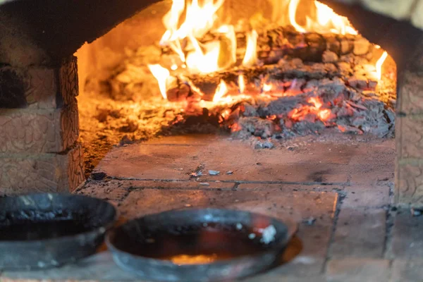 Şöminede Yemek Pişirmek Tavada Krepler Fırında Ateşte Kızartılır — Stok fotoğraf