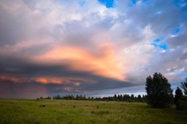 Yağmur bulutları, güzel, yağmurlu yaz gökyüzünde güçlü