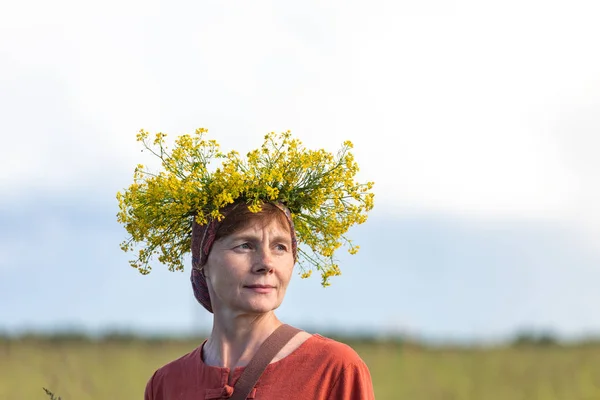 Portrait Young Woman Wreath Flowers Her Head Stormy Sky Rain — Stock Photo, Image