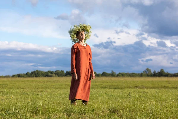 Ritratto Una Giovane Donna Con Una Corona Fiori Testa Contro — Foto Stock