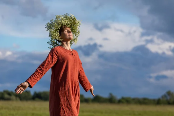 Ritratto Una Giovane Donna Con Una Corona Fiori Testa Contro — Foto Stock