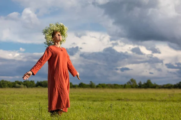 Portrait Young Woman Wreath Flowers Her Head Stormy Sky Rain — Stock Photo, Image