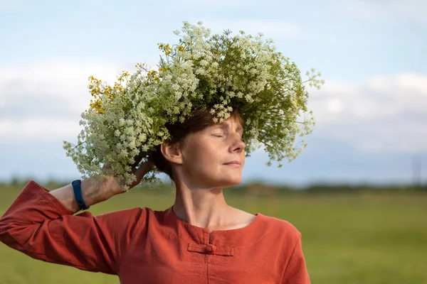 Portrait Young Woman Wreath Flowers Her Head Stormy Sky Rain — Stock Photo, Image