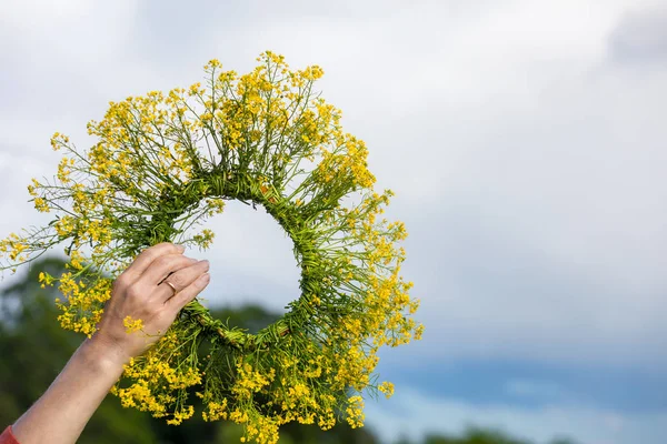 Uma Coroa Flores Mão Das Meninas Céu — Fotografia de Stock