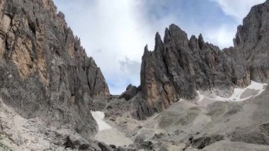 İtalya'da Dolomites dağlarında çekilen bulutlar ile Timelapse